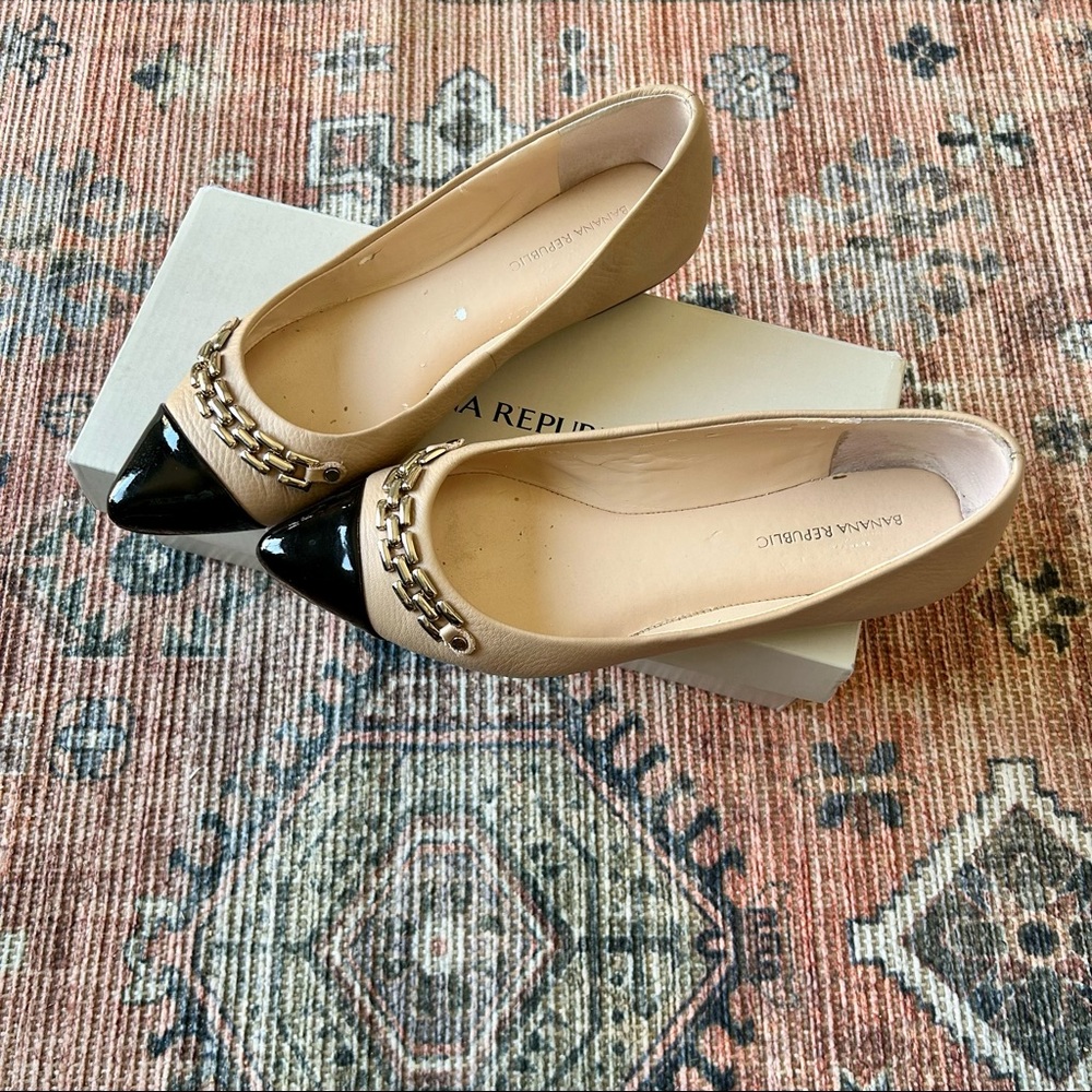 Banana Republic Nude/Black Flat with Gold Chain